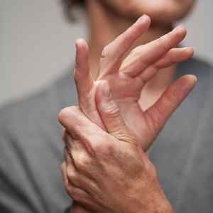 Артроз кисті руки: симптоми і лікування початкової стадії в домашніх умовах, фото артрозу міжфалангових суглобів, вправи | Ревматолог