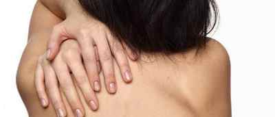 Атерома на спині: причини і видалення новоутворення