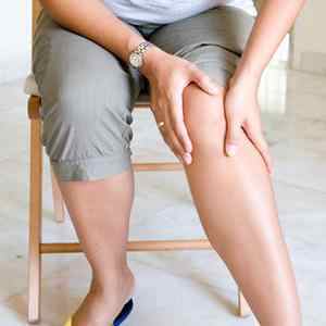 Біль в коліні збоку з зовнішньої сторони: як називається зворотна сторона колінного суглоба, причини болю під коліном спереду | Ревматолог