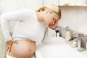 Блювота жовчю при вагітності: чому виникає така патологія, чим небезпечна