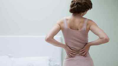 Болі в спині в області попереку у жінок і чоловіків: причини і лікування в домашніх умовах, ніж лікувати і до якого лікаря звернутися | Ревматолог