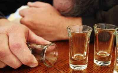 Болить печінка після алкоголю: причини, симптоми, перша допомога