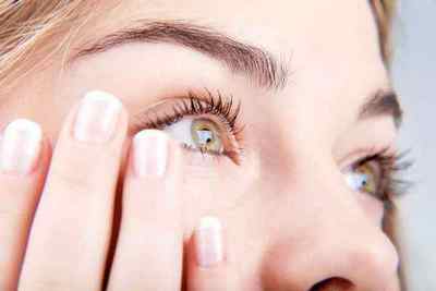 Боляче моргати одним оком: чому болить при моргання і натисканні, що робити
