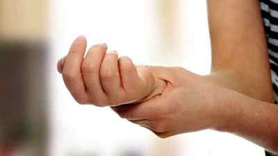 Болять руки від плеча до кисті: причини, тягне ліву руку нижче ліктя або болить мяз руки від ліктя до кисті | Ревматолог