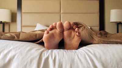Чи корисно спати на жорсткому підлозі або матраці: в якому становищі краще спати і як правильно спати на спині на дошці | Ревматолог