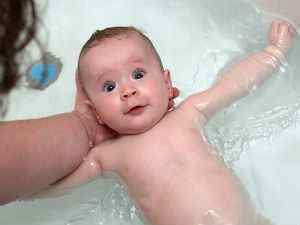 Чи можна купати дитину при конюнктивіті, як правильно мити голову дітям