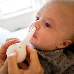 Чим і як промити ніс немовляті: кращі методи