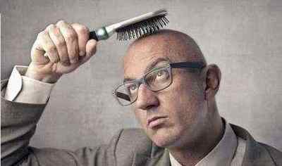 Чому чоловіки лисіють: причини втрати волосся