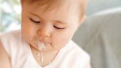 Чому дитина відригує після годування грудним молоком - зясовуємо причини