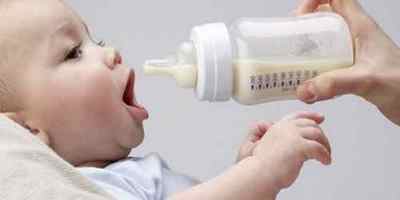 Чому дитина відригує після годування грудним молоком - зясовуємо причини