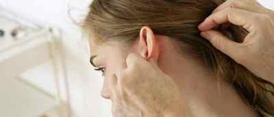 Чорні точки в вухах: причини появи і як позбутися