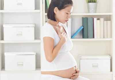 Дере в горлі при вагітності: причини, лікування