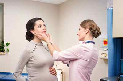 Дере в горлі при вагітності: причини, лікування