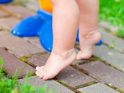 Дитина ходить на носочках - чому він так робить