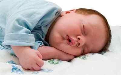 Дитина хропе уві сні - що може бути причиною