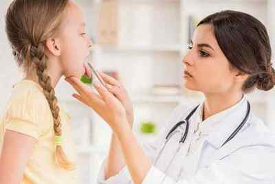 Дізнайтеся заразний чи фарингіт для оточуючих і дітей