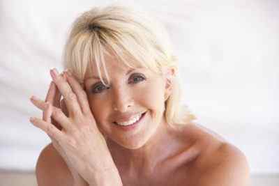 Ефективні поради по догляду за шкірою навколо очей після 45 років: як прибрати зморшки і набряки в домашніх умовах?