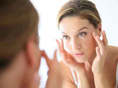 Ефективні поради по догляду за шкірою навколо очей після 45 років: як прибрати зморшки і набряки в домашніх умовах?