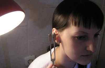 Гул у вухах і в голові: причини, лікування