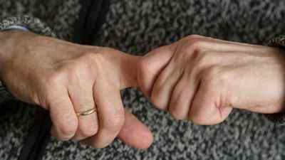 Хрустіти пальцями на руках: шкідливо чи корисно, чи можна, як перестати і позбутися від звички, небезпечно, наслідки | Ревматолог