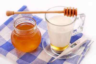 Мед при ангіні дітям і дорослим: чи можна при гнійної ангіні, тонзиліті з температурою, чай і молоко з медом