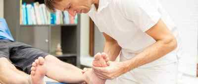 Меланома на нозі, стопі, між пальцями: як виглядає і як лікувати?