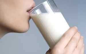Молоко при гастриті: лікувальні ефекти від вживання, як пити, страви