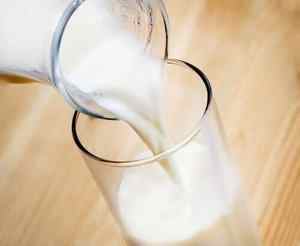 Молоко при виразці шлунка: чи можна пити, користь і шкода, рецепти напоїв