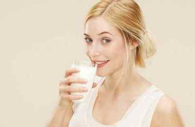 Молоко при виразці шлунка: чи можна пити, користь і шкода, рецепти напоїв