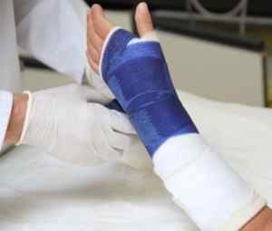 Набряк при переломі руки: причини і методи усунення