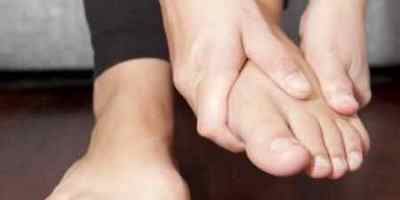 Набрякають ноги у чоловіків: причини і лікування