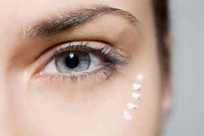 Найефективніші аптечні засоби від зморшок навколо очей: список і опис ефекту