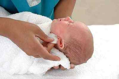 Отит у новонароджених: причини, як виявляється хвороба у грудничка, як зрозуміти, що немовля хворий отитом