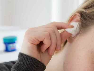 Перекис водню в вухо при отиті: промивання, лікування дітей і дорослих, чи можна закопувати пероксид