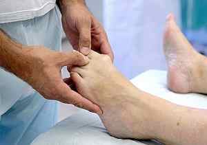 Перелом мізинця на нозі: симптоми і як лікувати перелом зі зміщенням, фото | Ревматолог