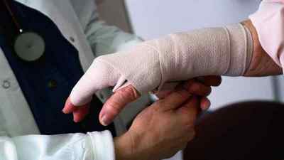 Перелом пальця на руці: ознаки перелому мізинця, як розробляти палець після перелому, як відрізнити перелом від удару пальця руки | Ревматолог