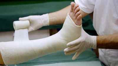 Перелом великого пальця ноги: симптоми і лікування без гіпсу, як відрізнити перелом від удару, фото і ознаки | Ревматолог