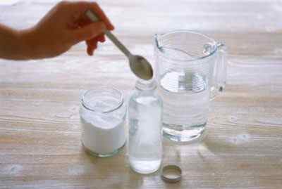 Полоскання горла содою і сіллю при ангіні: пропорції розчину