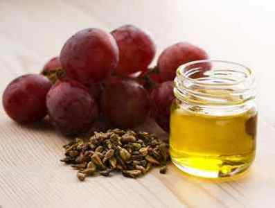 Поради, як використовувати масло виноградних кісточок для особи від зморшок