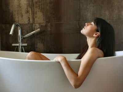 Поєднуємо приємне з корисним: які ванни краще приймати для лікування псоріазу в домашніх умовах?