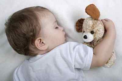 Причини чому дитина сильно потіє уві сні