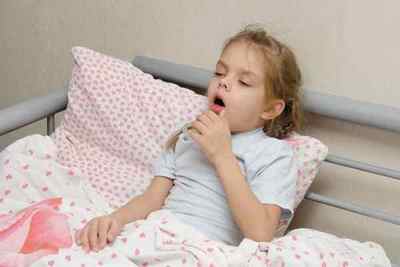 Причини і як лікувати сильний кашель у дитини вночі