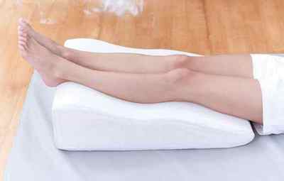Принцип дії ортопедичної подушки для ніг при варикозі і як правильно її вибрати