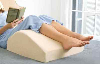 Принцип дії ортопедичної подушки для ніг при варикозі і як правильно її вибрати