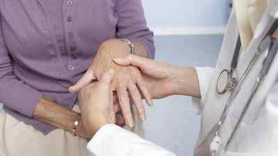 Ревматоїдний артрит пальців рук: перші симптоми і лікування, діагностика у дорослих, препарати для лікування | Ревматолог