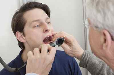 Що таке абсцес горла, його симптоми і лікування