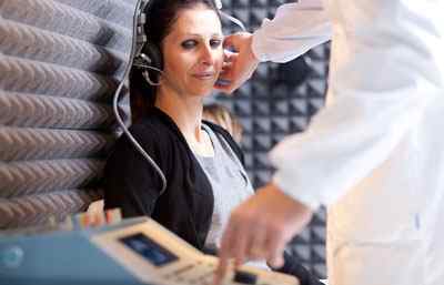 Що таке отосклероз вуха, його симптоми і лікування
