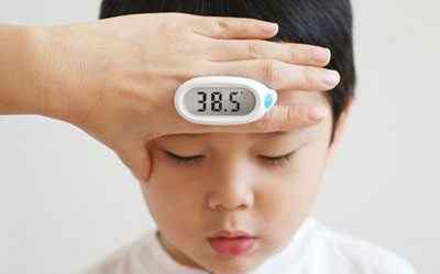 Скільки тримається температура при ангіні у дітей і як її збити