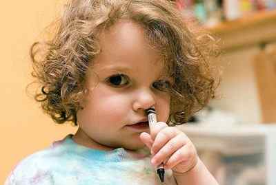 Соплі з кровю у дитини: причини, лікування
