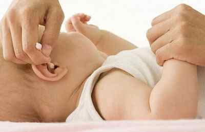 Сірчана пробка у вусі у дитини: симптоми, методи видалення